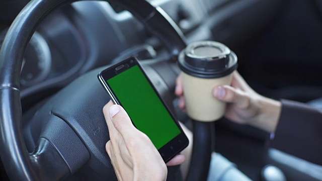 商人在车里喝咖啡，用绿色屏幕的手机视频素材