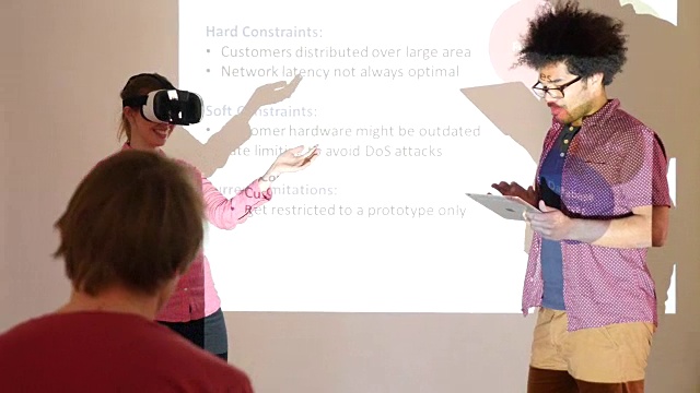 女商人在演讲中使用VR眼镜视频素材