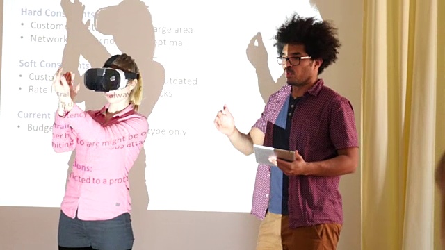演讲期间专业使用VR眼镜视频素材
