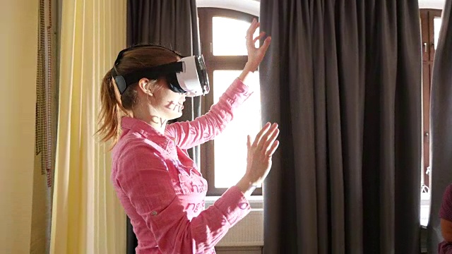女商人在演讲中使用VR眼镜视频素材