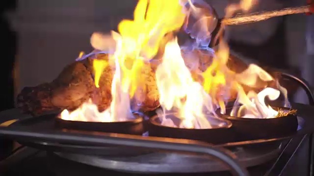 用火煮肉视频下载