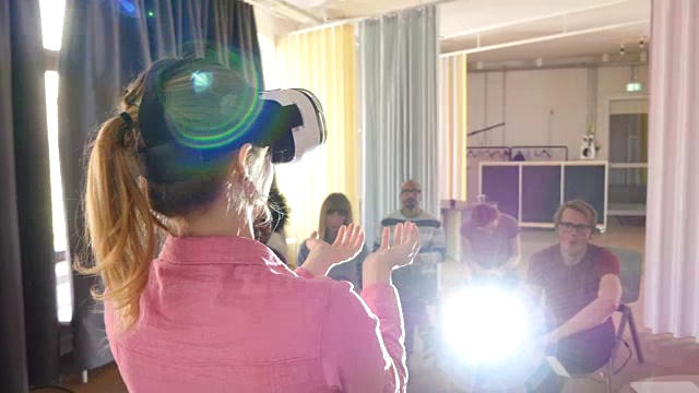 女商人在会议室里使用VR眼镜视频素材