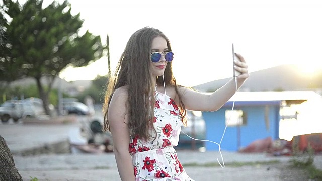 优雅的女人在海边发短信自拍视频素材