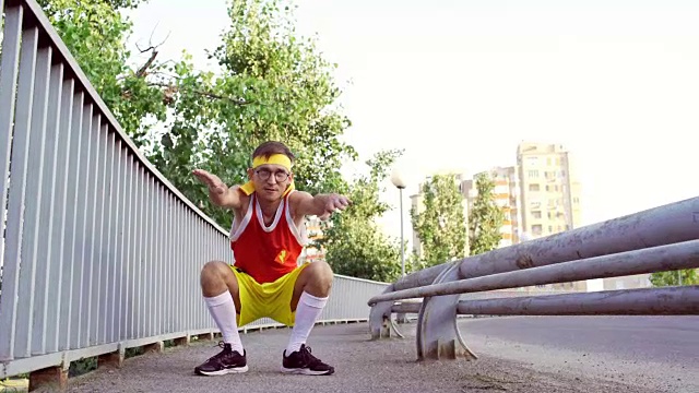 一个有趣的瘦人在慢跑前做热身运动视频素材