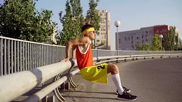 一个有趣的瘦人在慢跑前做热身运动视频素材