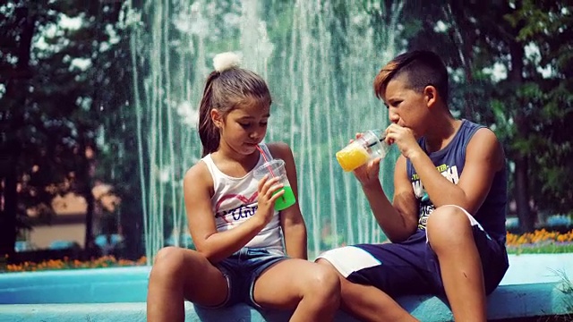 哥哥和妹妹喝果汁视频素材