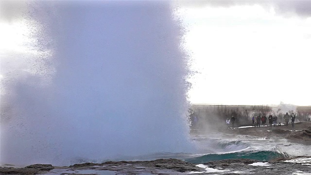 冰岛斯特罗库尔间歇泉喷发的慢动作视频下载