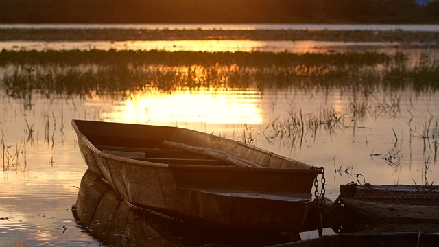 日落时分湖面上的长尾船视频素材