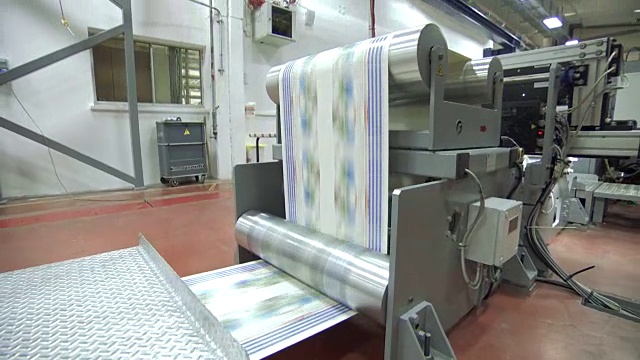 在印刷设备中高速运转的胶印机视频下载