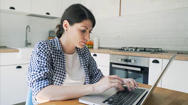 沮丧的女人使用笔记本电脑。视频下载