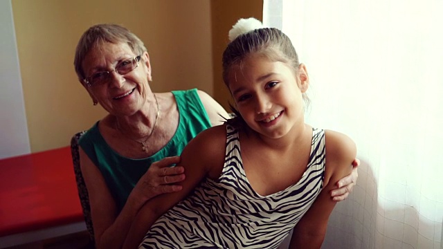 可爱的小女孩和她奶奶在一起视频下载