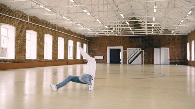 B-boy在体育馆里跳舞视频素材