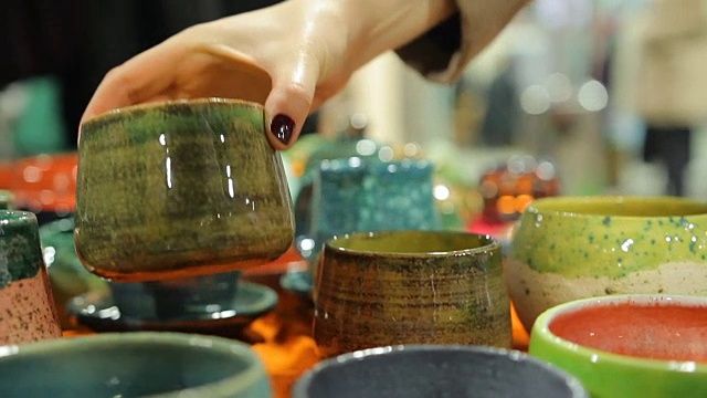 女士选择装饰手工陶碗在陶瓷商店，购物视频素材