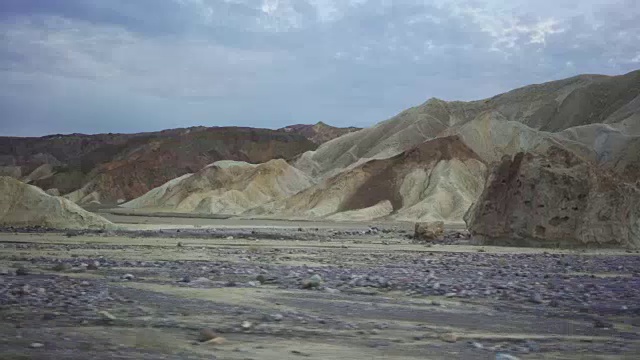 在死亡谷风景优美的道路上开车视频素材