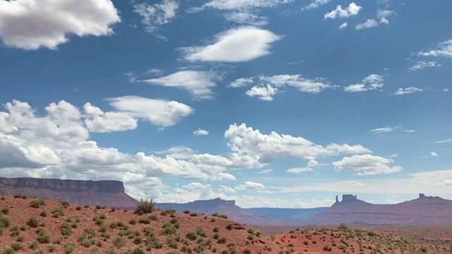 攀爬沙丘俯瞰山谷附近的摩押，犹他州视频素材