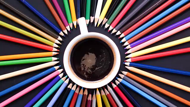 定格彩色铅笔和咖啡杯，4K视频视频素材