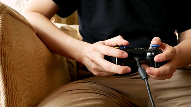 人用手用游戏控制器在客厅玩视频游戏——推车拍摄视频素材