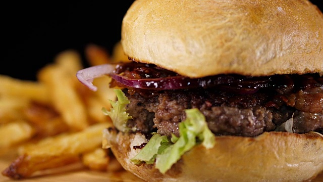 典型的美国快餐——汉堡加薯条视频下载