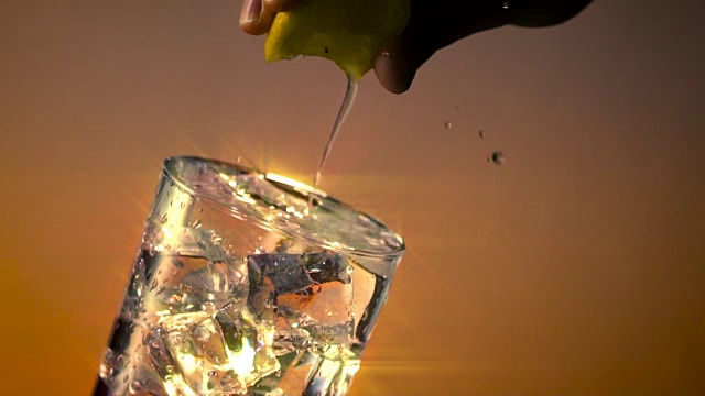 冰水玻璃挤柠檬星过滤器视频素材