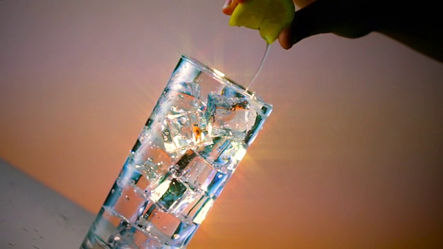 冰水玻璃挤柠檬宽星过滤器视频素材