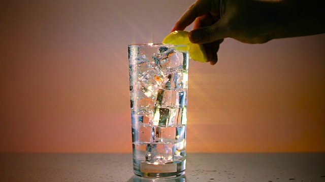 冰水杯与柠檬宽星过滤器视频素材