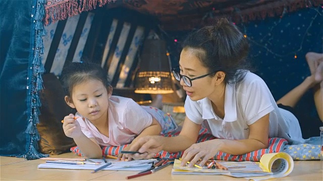 母亲和她的女儿一起画画和上色视频素材