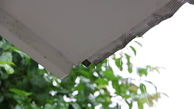 雨从屋檐滴落下来视频素材