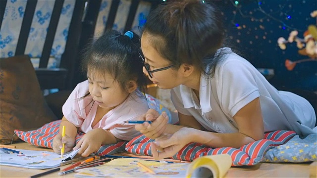 母亲和她的女儿一起画画和上色视频素材
