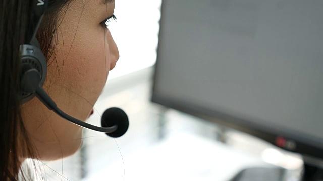 呼叫中心，亚洲女性耳机通话视频素材