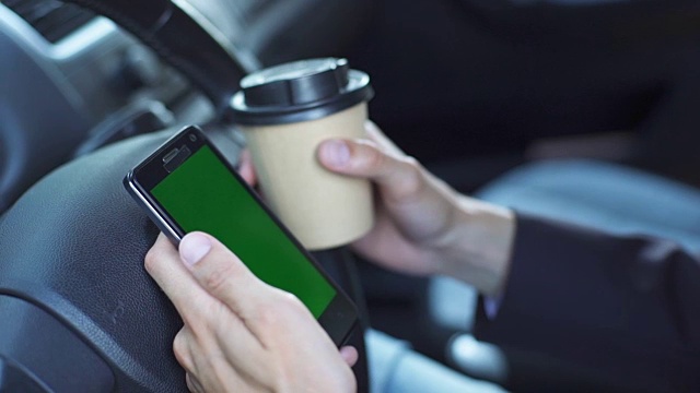 商人在车里喝咖啡，用绿色屏幕的手机视频素材