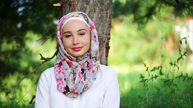 穆斯林女孩对绿色自然的肖像视频素材