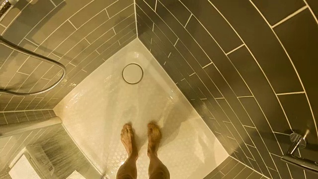 一个男人正在洗澡视频素材