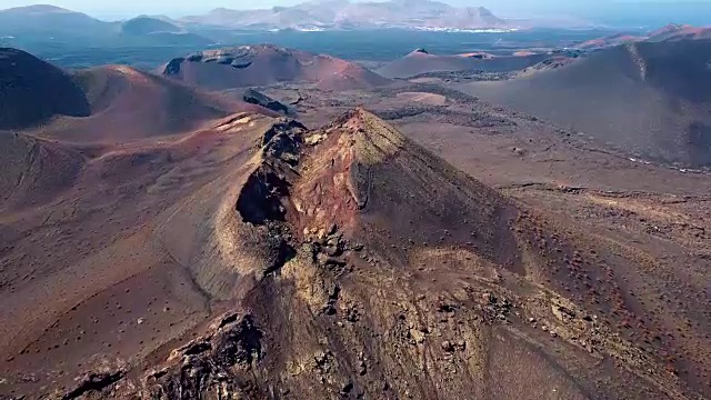兰萨罗特提曼法亚国家公园附近的火山山谷的航空全景图。视频下载