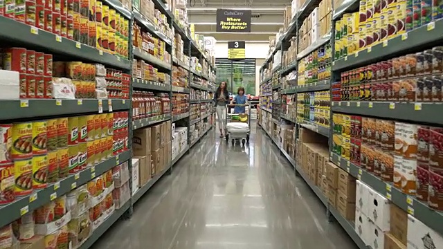 母子在货仓超市购物视频素材