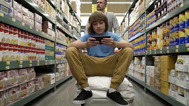 父亲和儿子在仓库超市购物视频下载