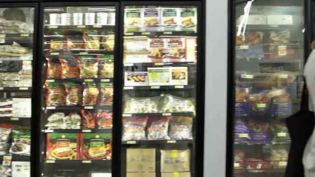 人们在仓库超市购物视频下载