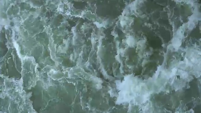 海水有波浪，因为船只经过附近视频下载