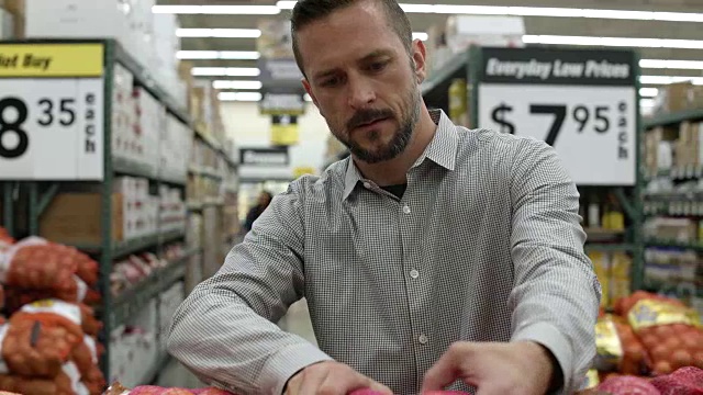 中年男子在仓库超市购物视频下载