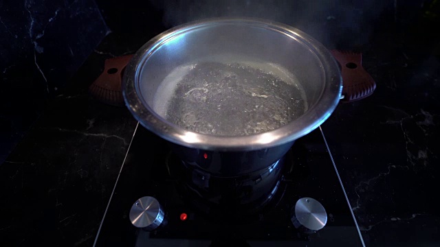 锅中的沸水- 4K分辨率视频下载