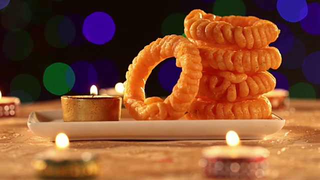 印度德里，燃烧的蜡烛和糖果的特写视频下载