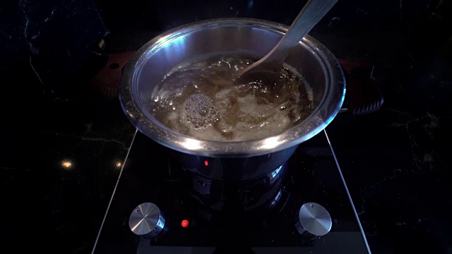 在锅里煮意大利面- 4K分辨率视频下载