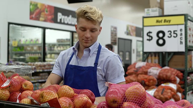 在一家仓库超市工作的年轻人视频下载