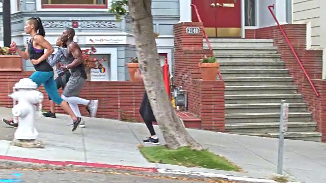 四个人在旧金山的街道上跑步视频下载
