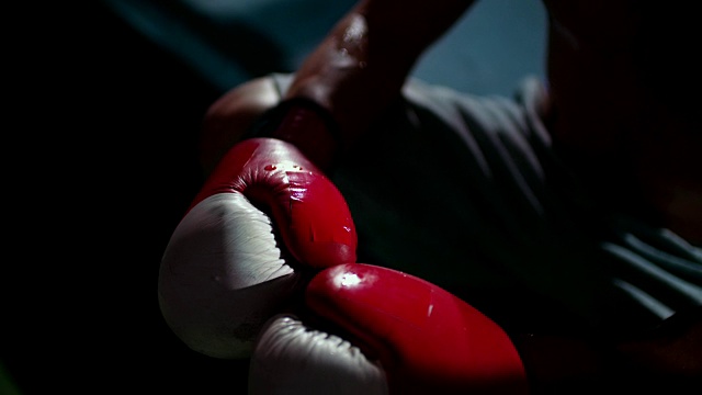 一名男拳击手在拳击场搏斗后疲惫不堪视频下载