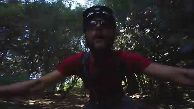 自画像与行动摄像头:骑一辆山地车自行车视频下载