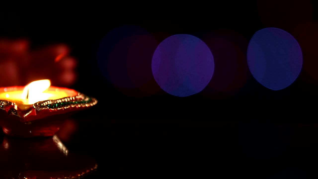 一个女人的手保护油灯的特写，德里，印度视频下载