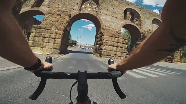 骑着自行车的男人在城市里视频下载