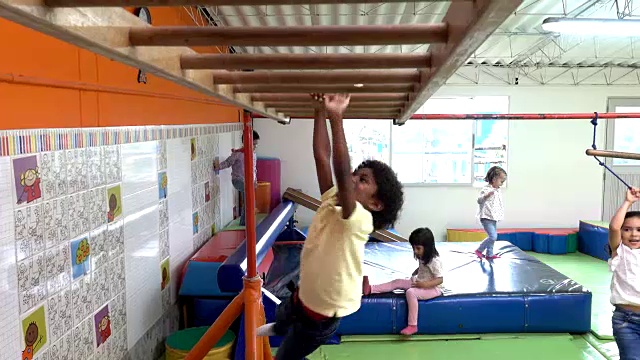 快乐的孩子们在学校的室内公园玩得很开心视频下载