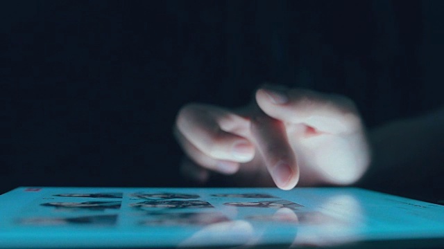 特写手指触摸平板电脑触摸屏视频素材