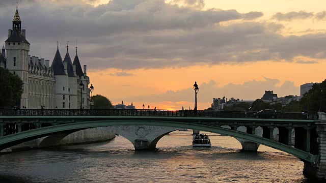 日落时分的巴黎塞纳河视频下载